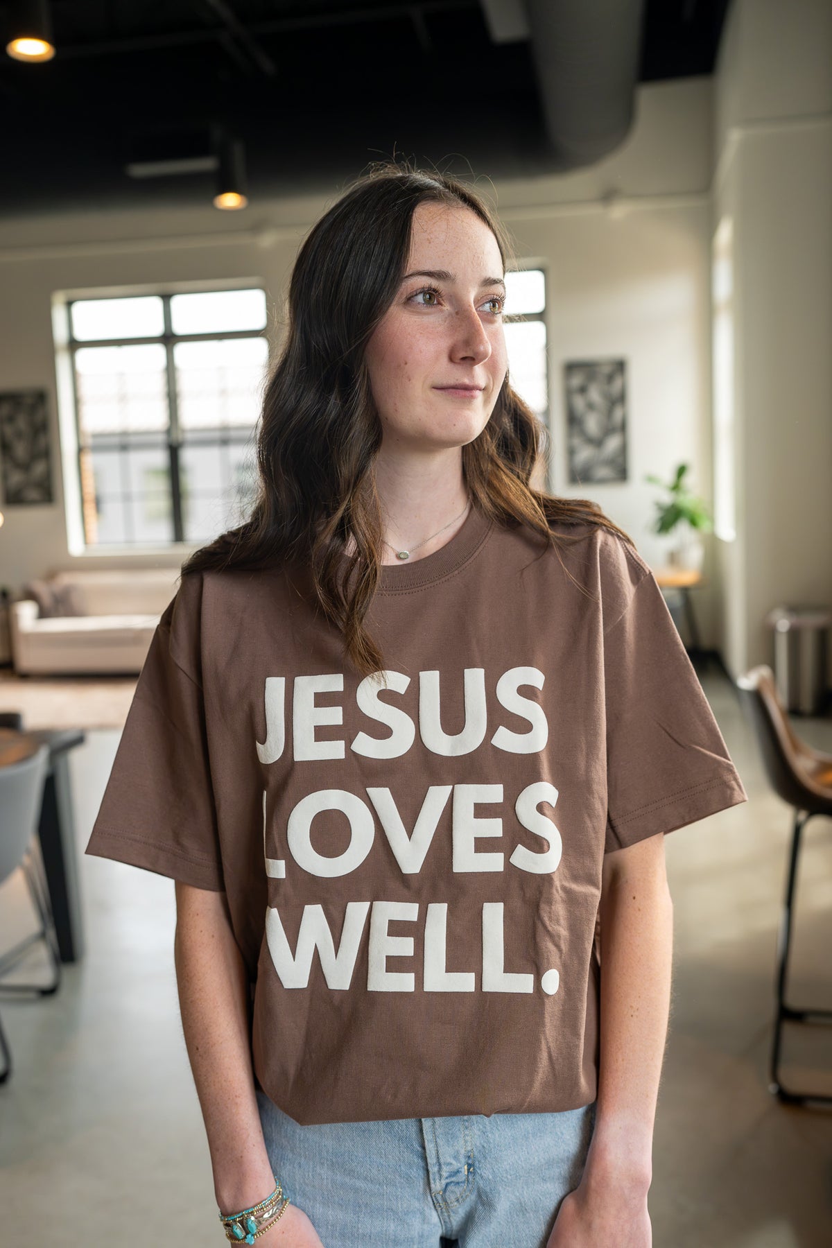 Love Well Jesus Loves Well Stacked Tee in Cocoa