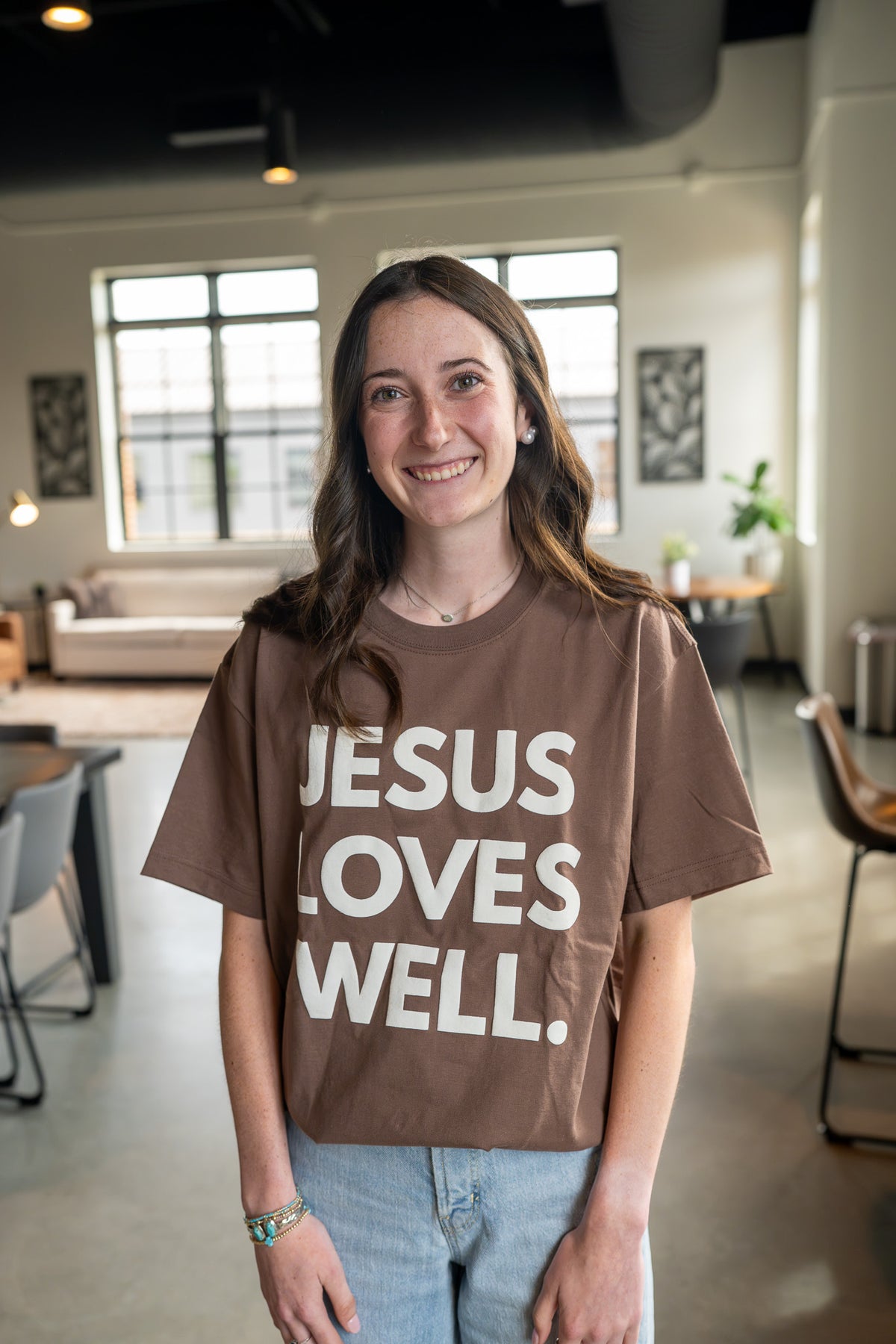 Love Well Jesus Loves Well Stacked Tee in Cocoa